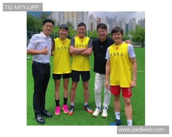 与足球明星亲密合影记录下难忘瞬间分享我的足球梦与偶像的合照时刻