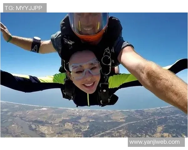 足球明星与女友甜蜜互动视频展现爱情真谛与生活点滴